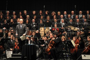 18 de Junio 2011/SANTIAGO
 Ennio Morricone  músico y compositor italiano vuelvio a presentarse esta noche   en Chile, acompañado de la Orquesta Sinfónica y Coro de la Universidad de Chile en el Movistar Arena. 
FOTO:FRANCISCO LONGA/AGENCIAUNO