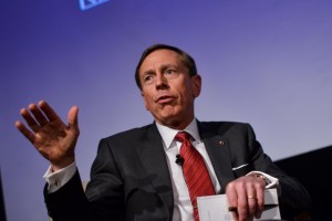 06 OCTUBRE de 2015/ SANTIAGO
 David Petraeus, ex jefe de la CIA llego hasta el Hotel Ritz en la comuna de las condes donde realizo una conferencia. FOTO:PABLO ROJAS MADARIAGA/AGENCIAUNO